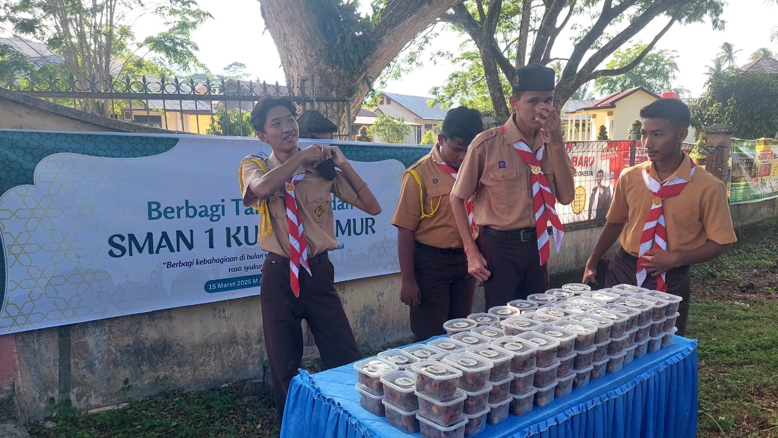 Kolaborasi OSIS dan PRAMUKA SMAN 1 Kutamakmur berbagi Takjil Gratis